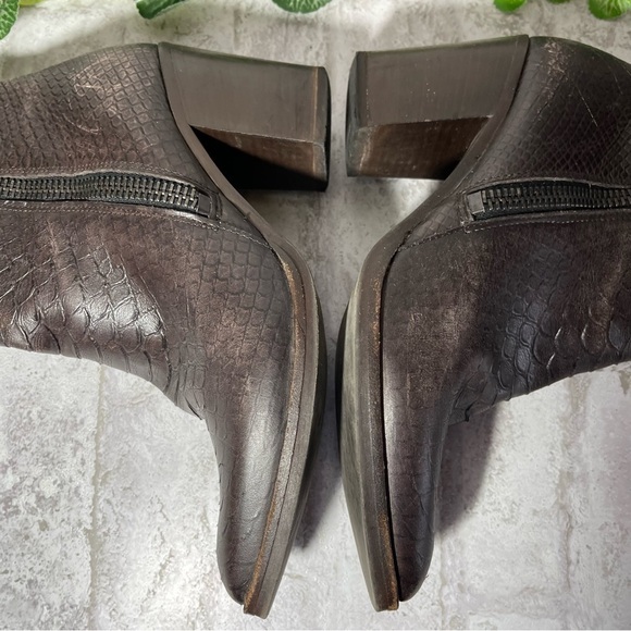 VIA Boots Women’s Sz 39 Brown Leather Snake Embossed Ankle - Picture 11 of 11